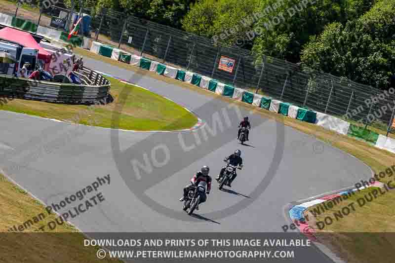 Vintage motorcycle club;eventdigitalimages;mallory park;mallory park trackday photographs;no limits trackdays;peter wileman photography;trackday digital images;trackday photos;vmcc festival 1000 bikes photographs